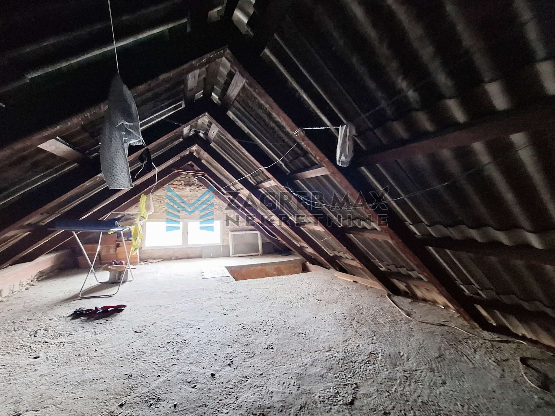 Zagreb - PREČKO - kuća, garaža, dvorište, pomoćni objekt - 270 m2