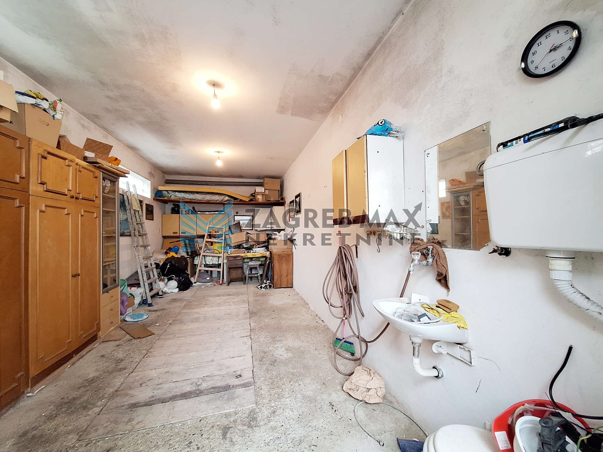 Zagreb - PREČKO - kuća, garaža, dvorište, pomoćni objekt - 270 m2