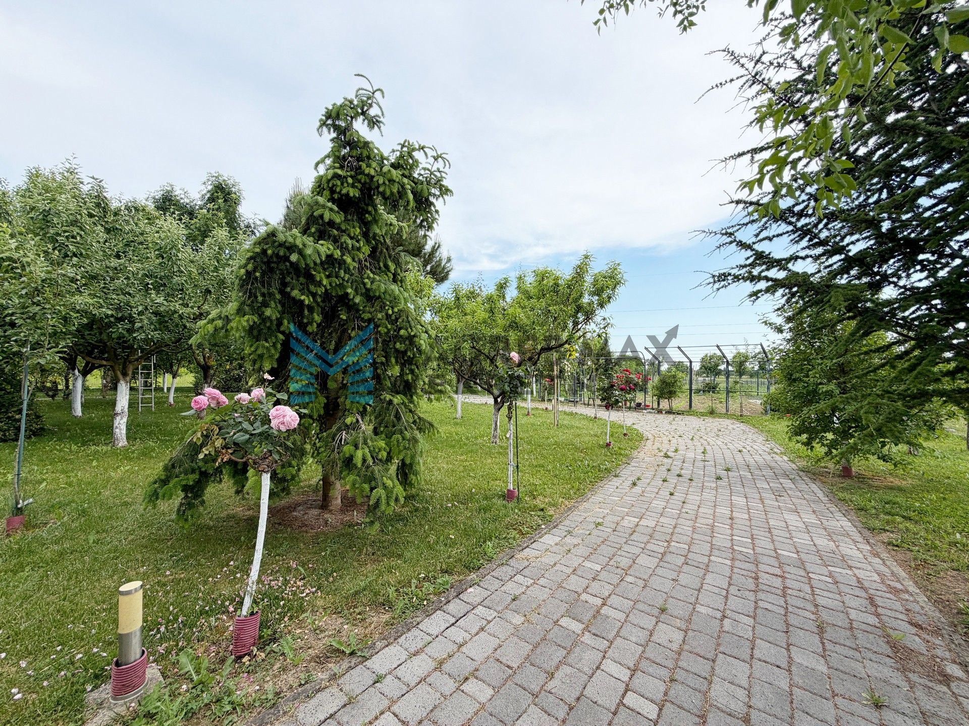 Zagreb - BUZIN - Ul.Mladosti - 3-sobni, prostran, parking, spremište, vrt