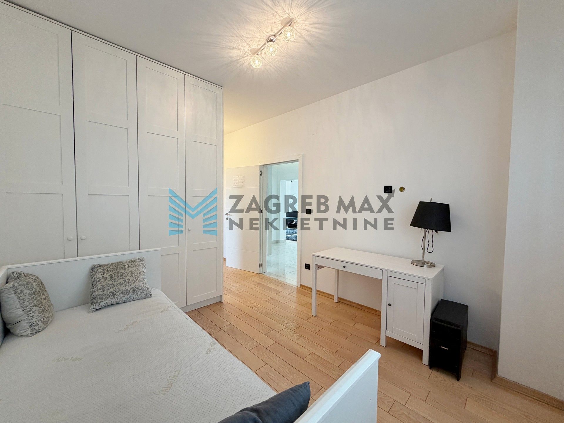 Zagreb - BUZIN - Ul.Mladosti - 3-sobni, prostran, parking, spremište, vrt