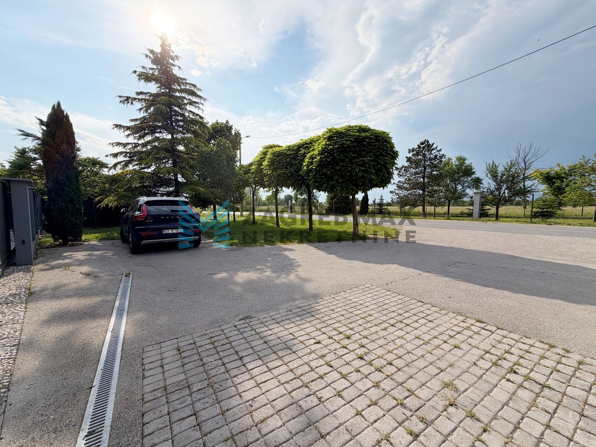 Zagreb - BUZIN - Ul.Mladosti - 3-sobni, prostran, parking, spremište, vrt