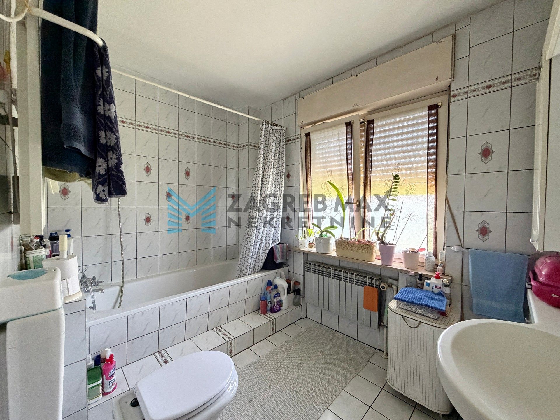Zagreb - BRCKOVLJANI - T.Ujevića - kuća sa 2 stana, dvorište, podrum, mirno