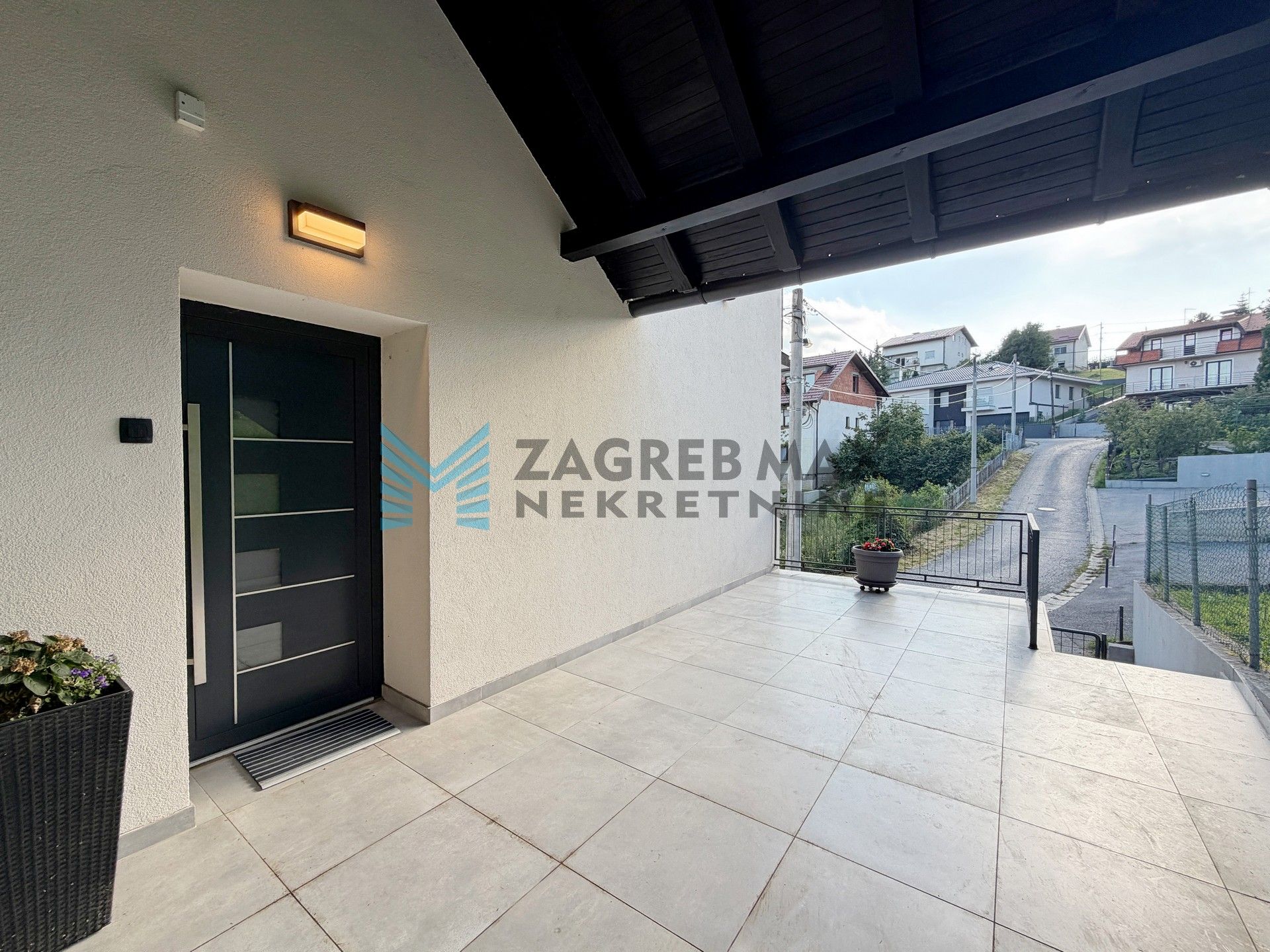 Zagreb - REMETE - Mirni dol - 3-sobni, terasa, balkon, svijetao, mirno, parking