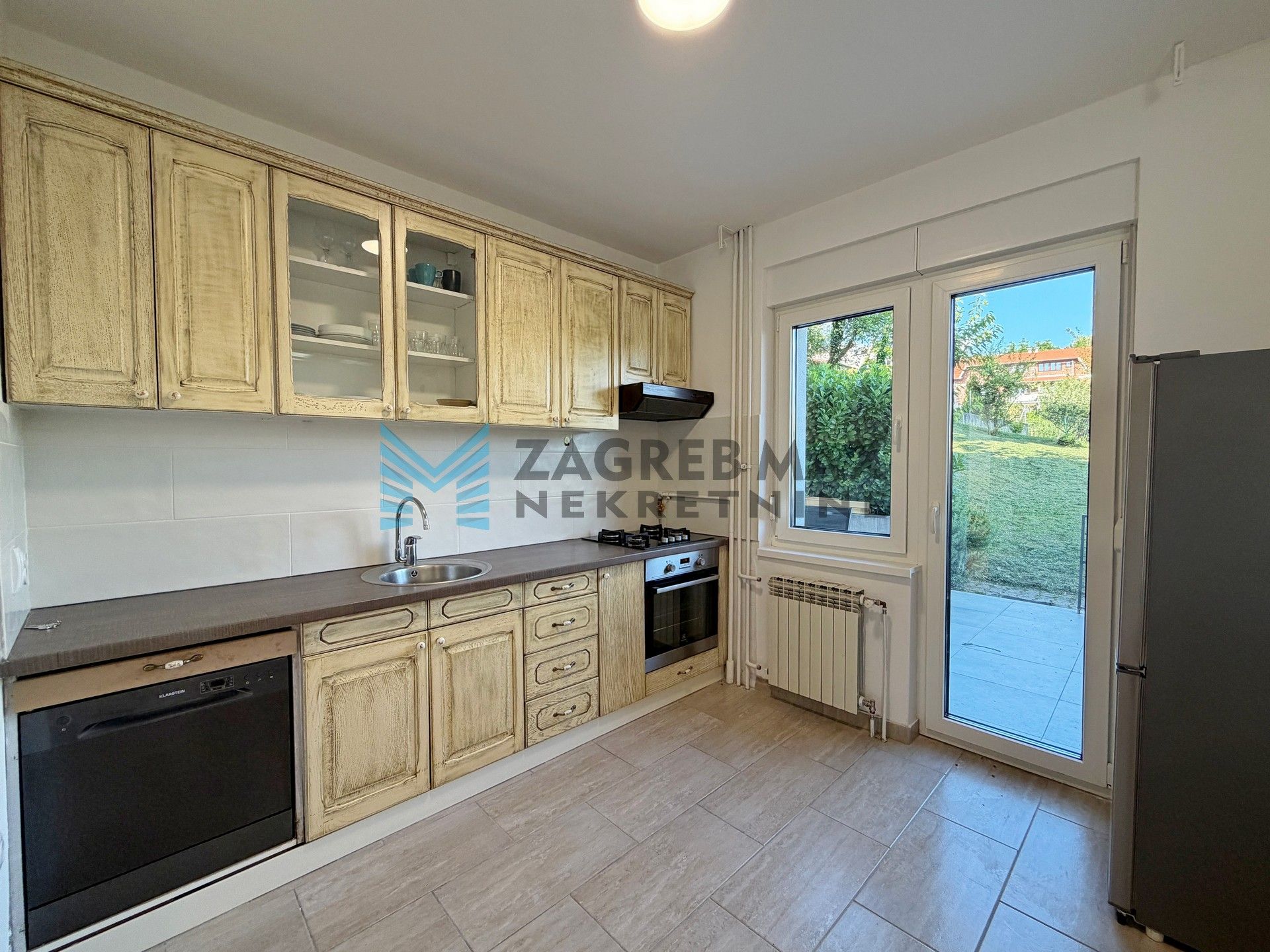 Zagreb - REMETE - Mirni dol - 3-sobni, terasa, balkon, svijetao, mirno, parking
