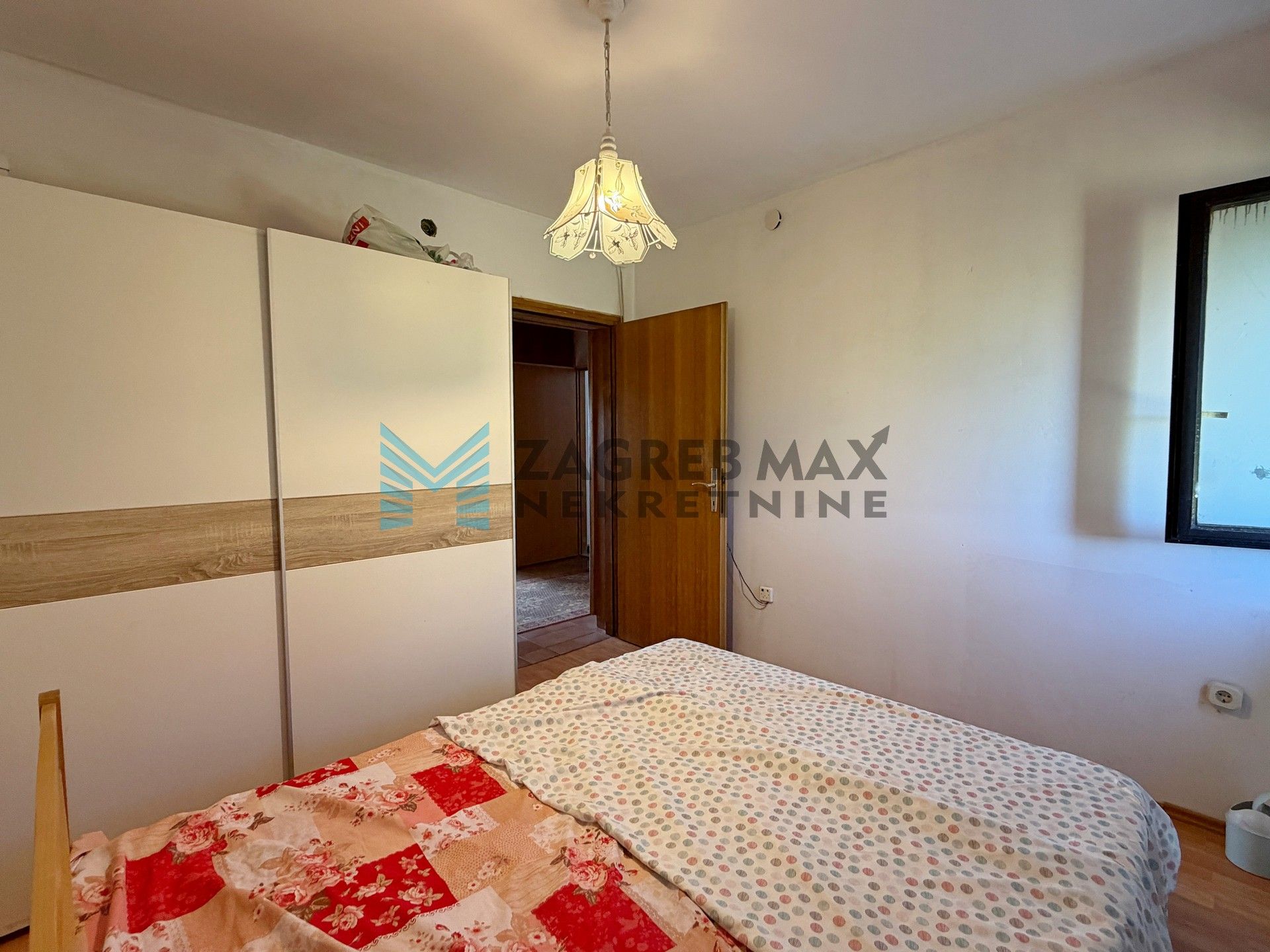 Zagreb - DONJI TRPUCI - Ferki - 4-sobna kuća 294 m2, p.zgrada 209 m2, dvorište