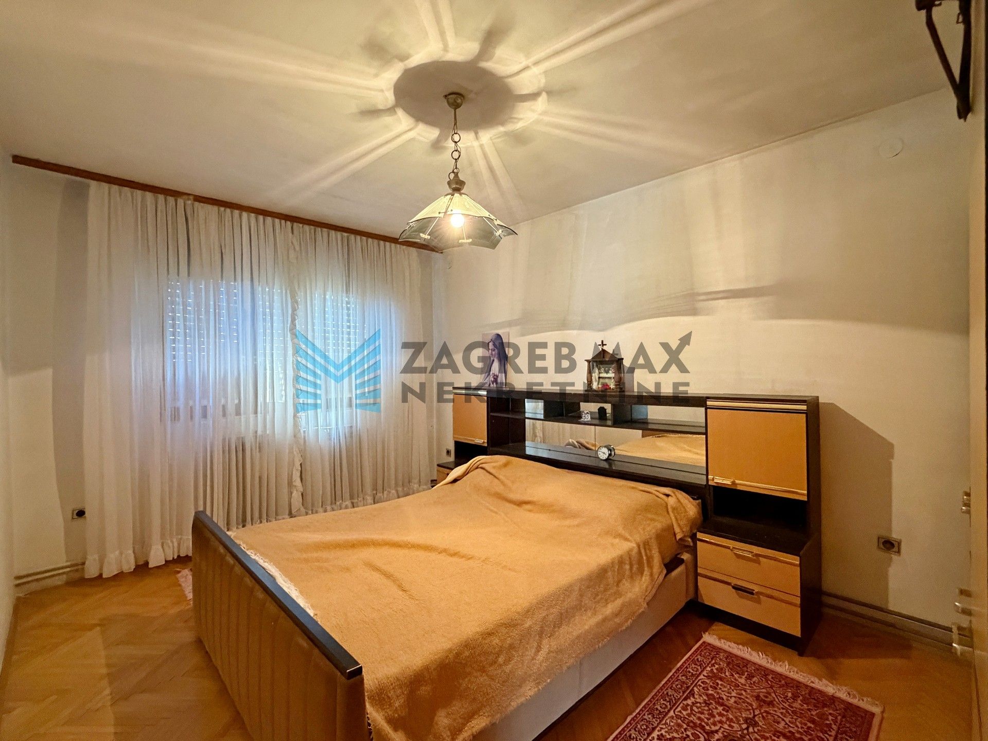 Zagreb - DONJI TRPUCI - Ferki - 4-sobna kuća 294 m2, p.zgrada 209 m2, dvorište