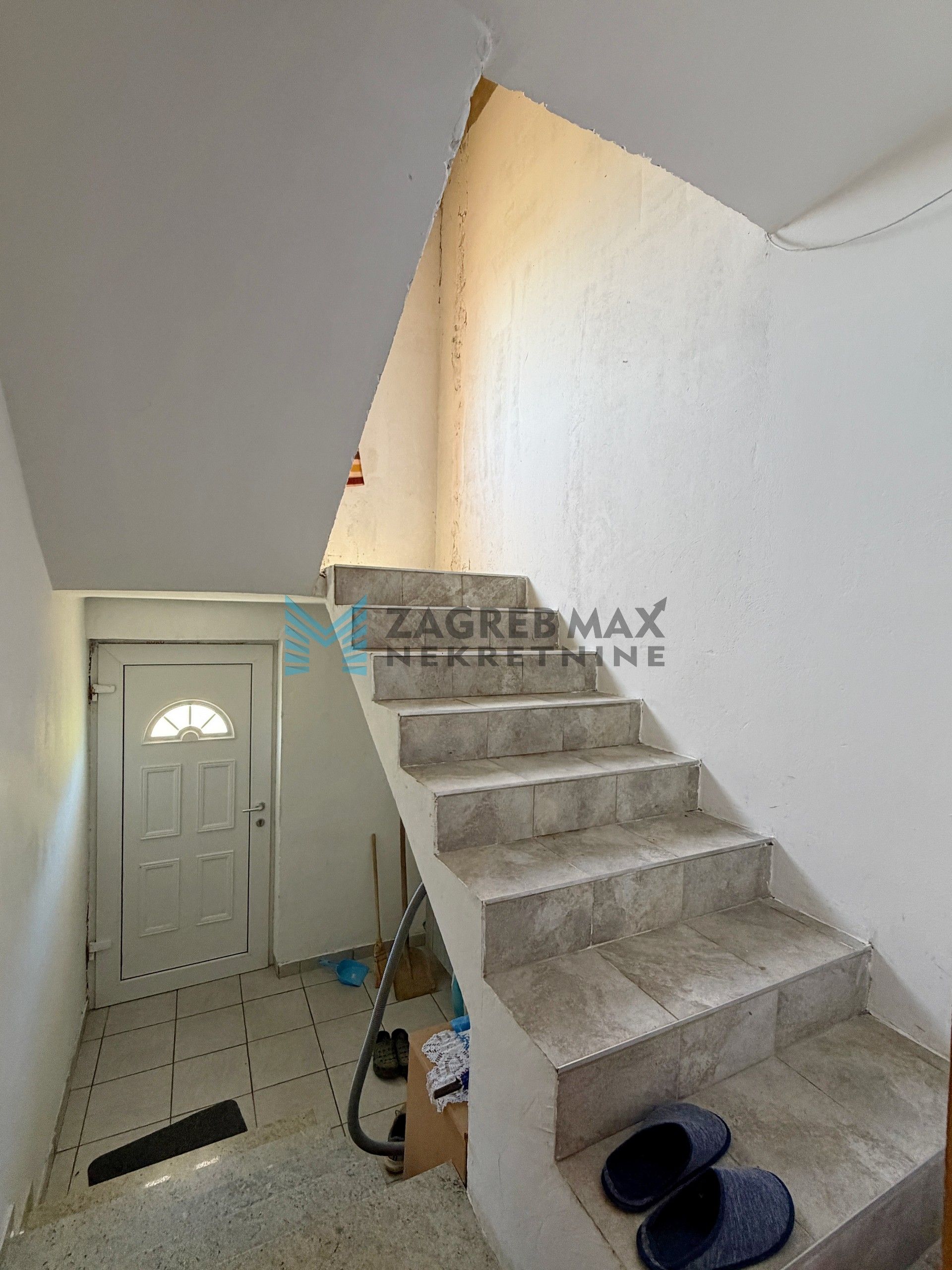 Zagreb - DONJI TRPUCI - Ferki - 4-sobna kuća 294 m2, p.zgrada 209 m2, dvorište