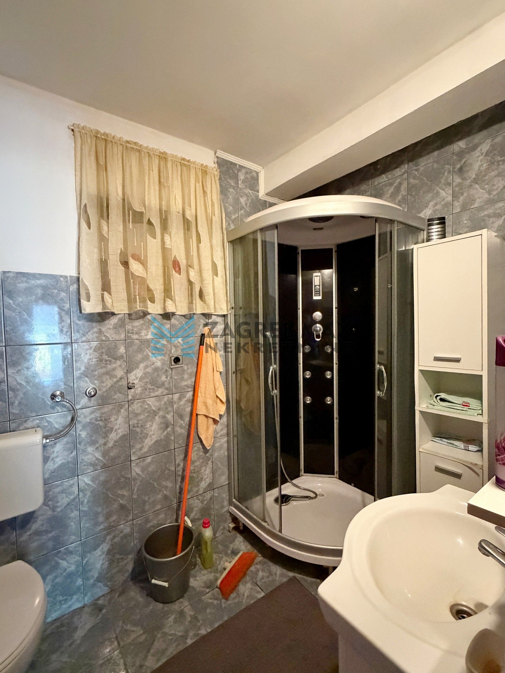 Zagreb - DONJI TRPUCI - Ferki - 4-sobna kuća 294 m2, p.zgrada 209 m2, dvorište