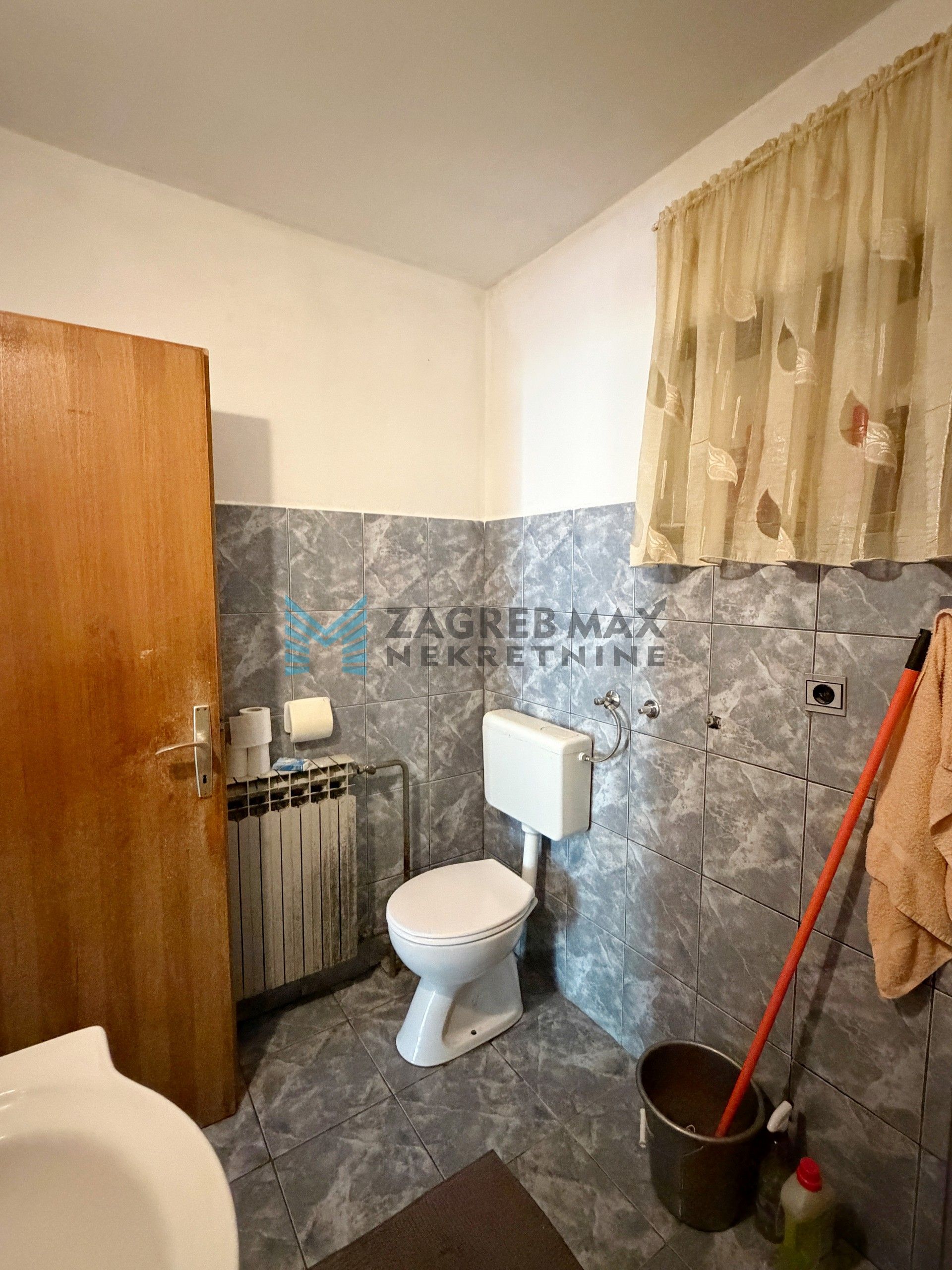 Zagreb - DONJI TRPUCI - Ferki - 4-sobna kuća 294 m2, p.zgrada 209 m2, dvorište