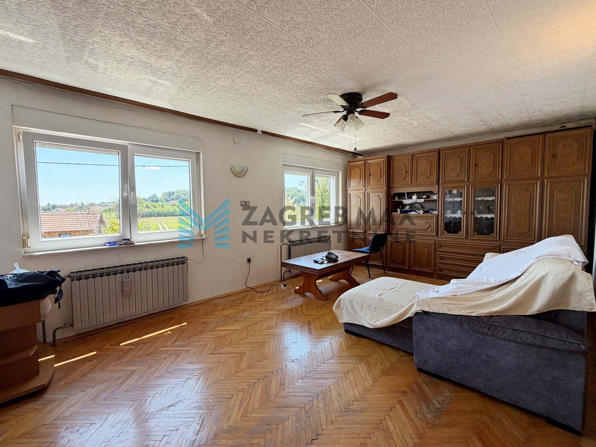 Zagreb - DONJI TRPUCI - Ferki - 4-sobna kuća 294 m2, p.zgrada 209 m2, dvorište