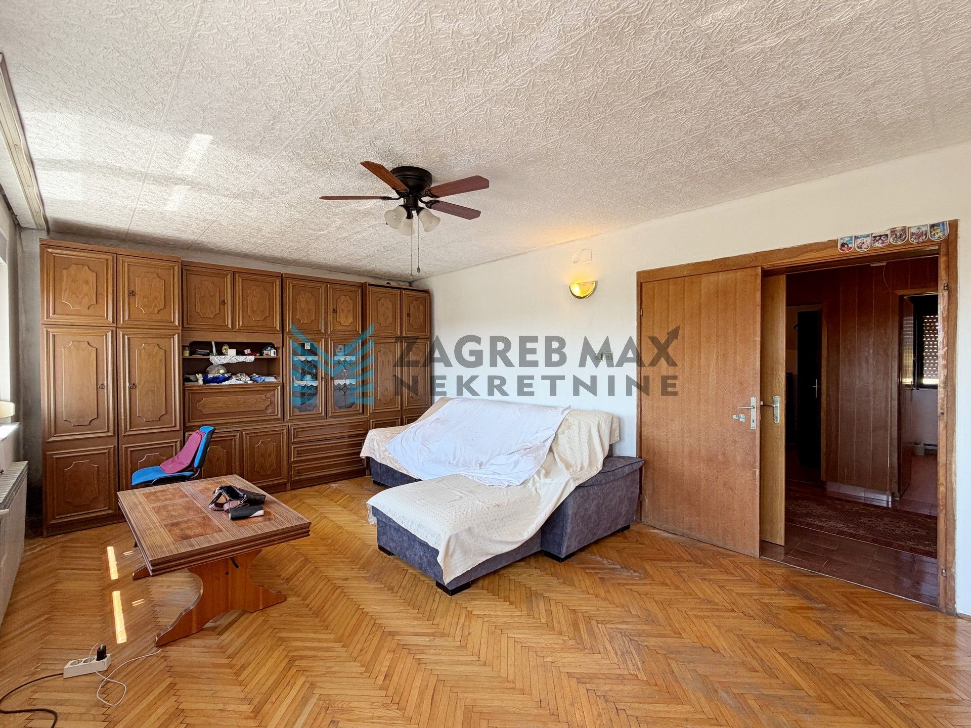 Zagreb - DONJI TRPUCI - Ferki - 4-sobna kuća 294 m2, p.zgrada 209 m2, dvorište