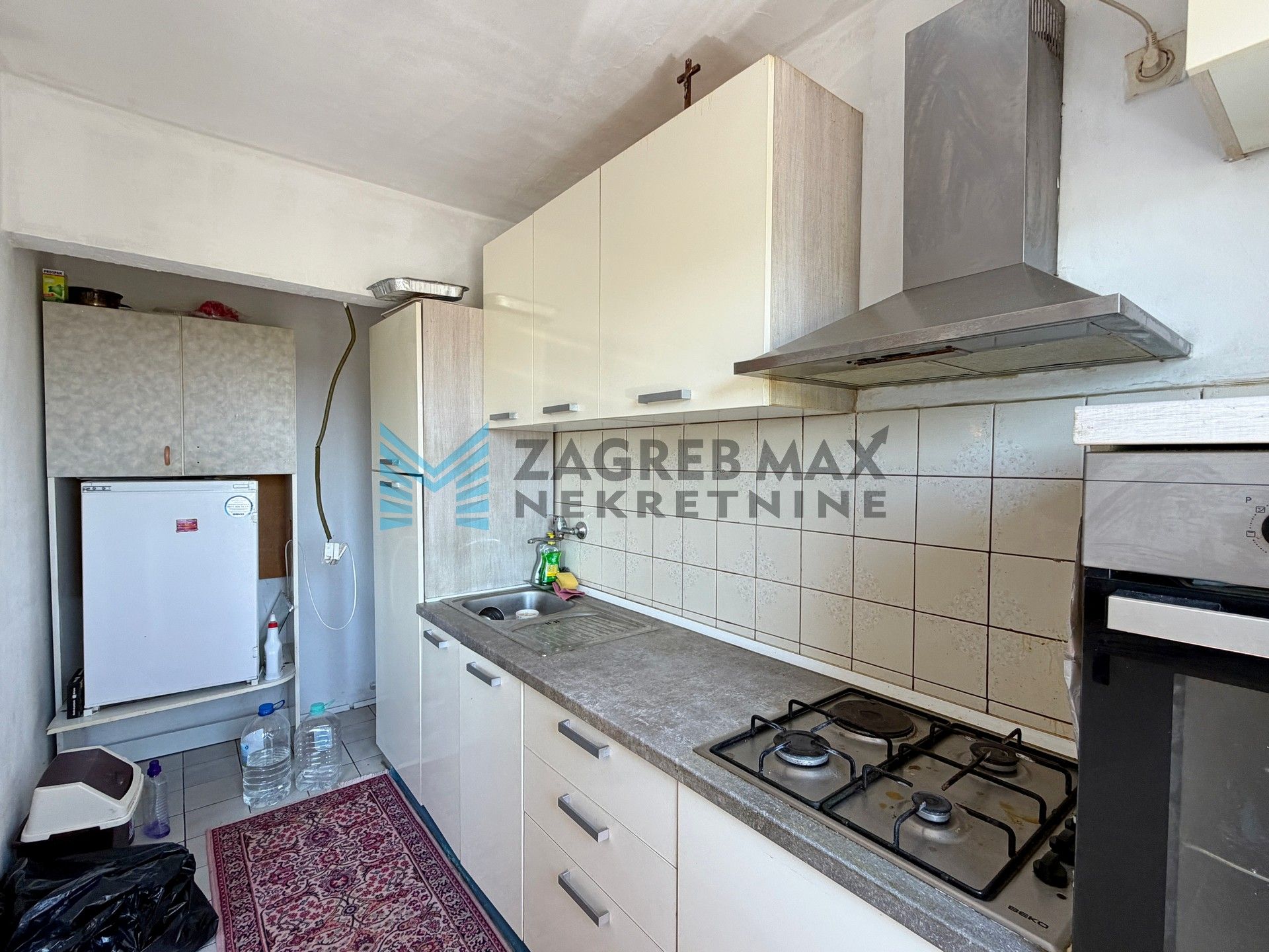Zagreb - DONJI TRPUCI - Ferki - 4-sobna kuća 294 m2, p.zgrada 209 m2, dvorište