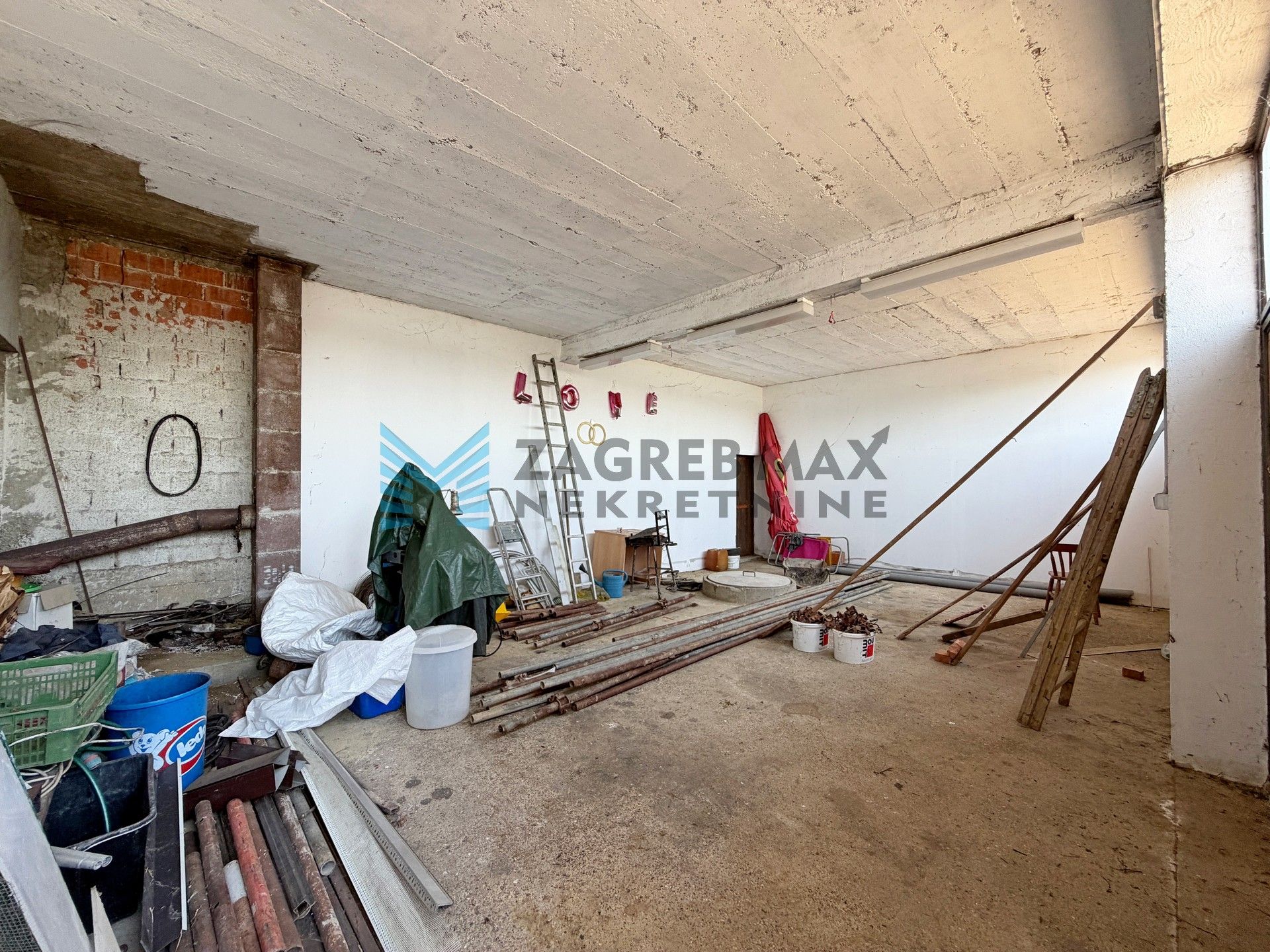 Zagreb - DONJI TRPUCI - Ferki - 4-sobna kuća 294 m2, p.zgrada 209 m2, dvorište