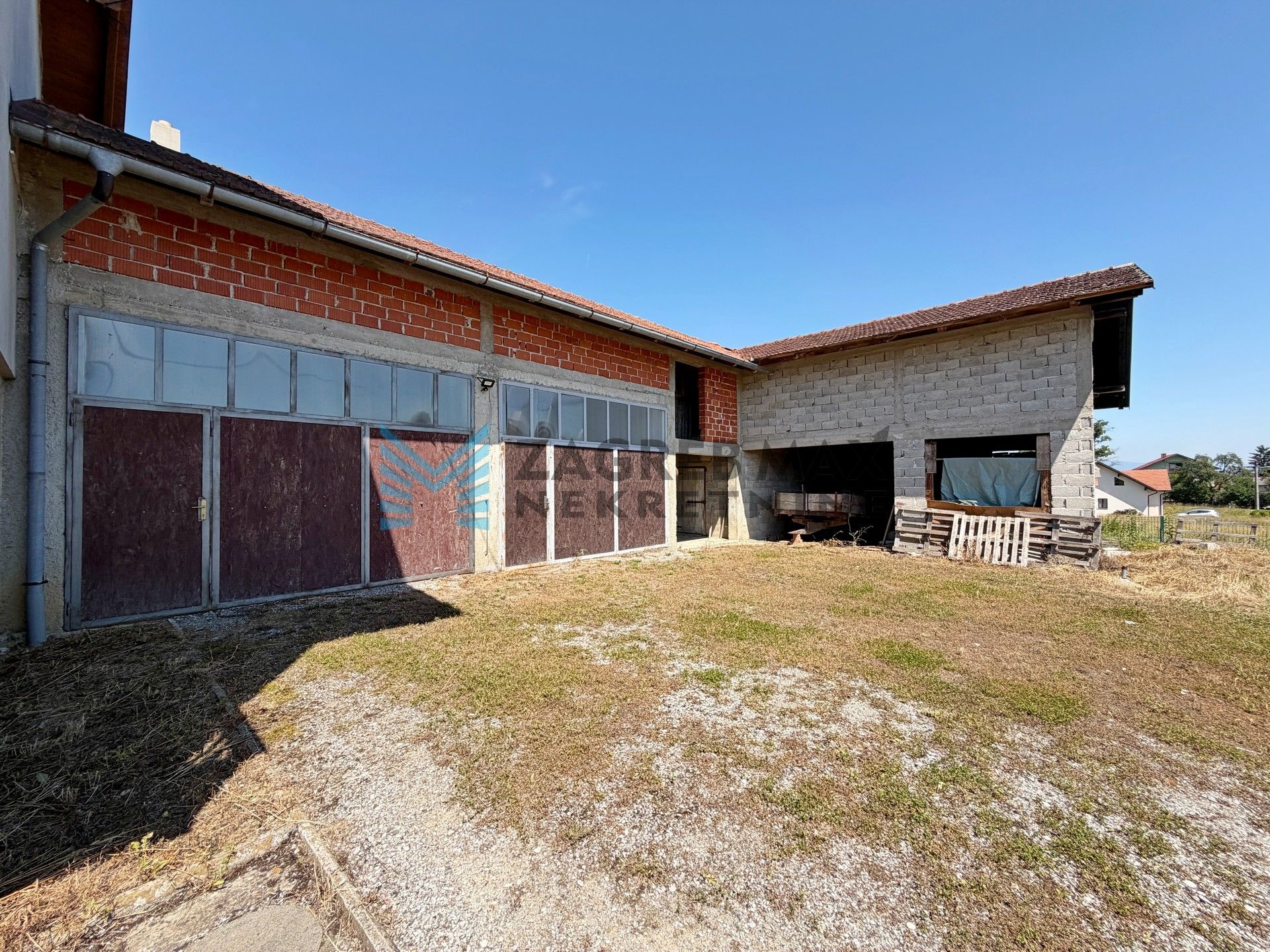 Zagreb - DONJI TRPUCI - Ferki - 4-sobna kuća 294 m2, p.zgrada 209 m2, dvorište