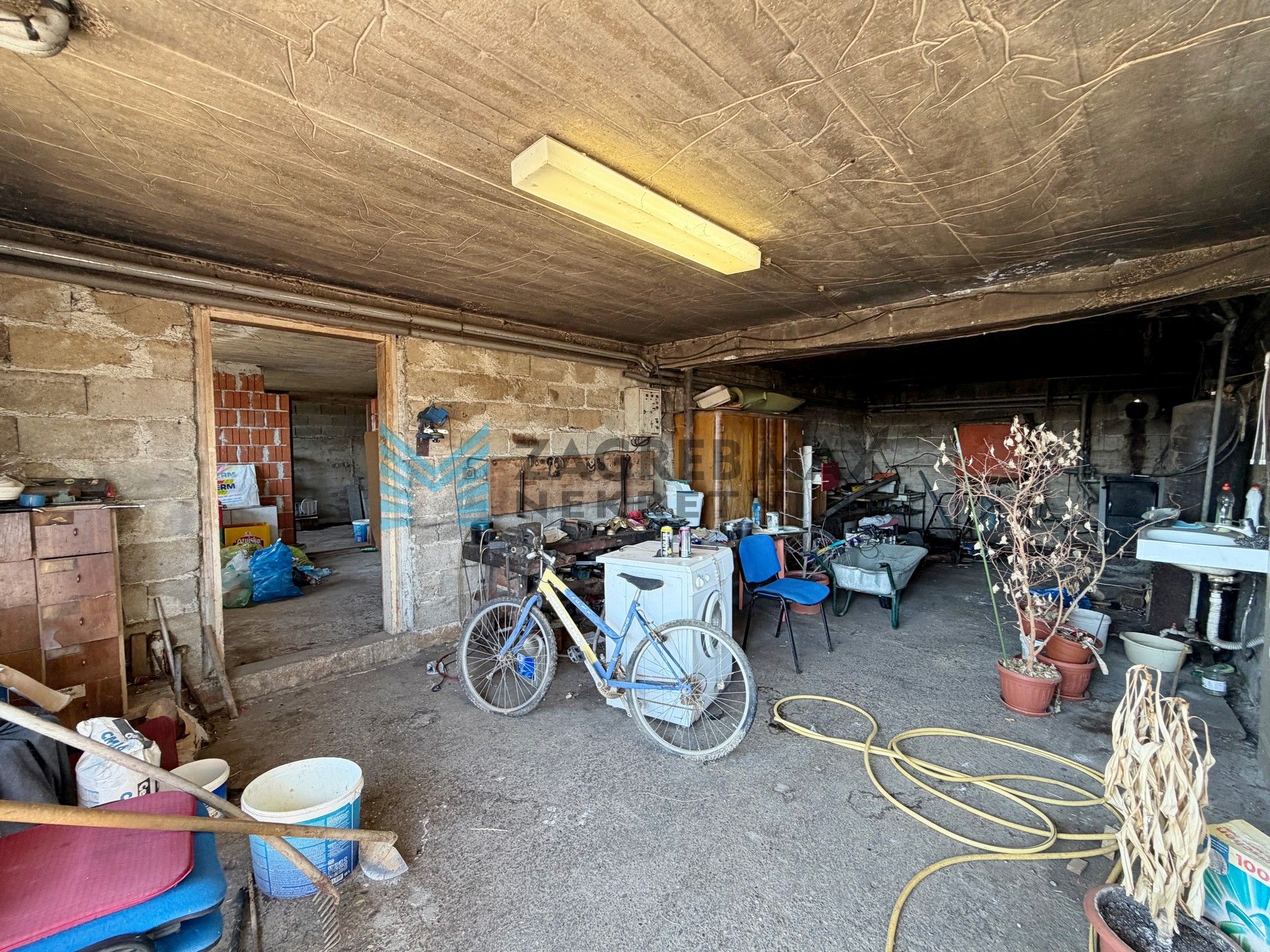 Zagreb - DONJI TRPUCI - Ferki - 4-sobna kuća 294 m2, p.zgrada 209 m2, dvorište
