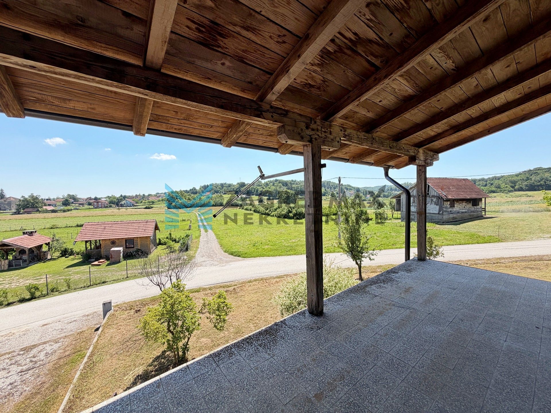 Zagreb - DONJI TRPUCI - Ferki - 4-sobna kuća 294 m2, p.zgrada 209 m2, dvorište