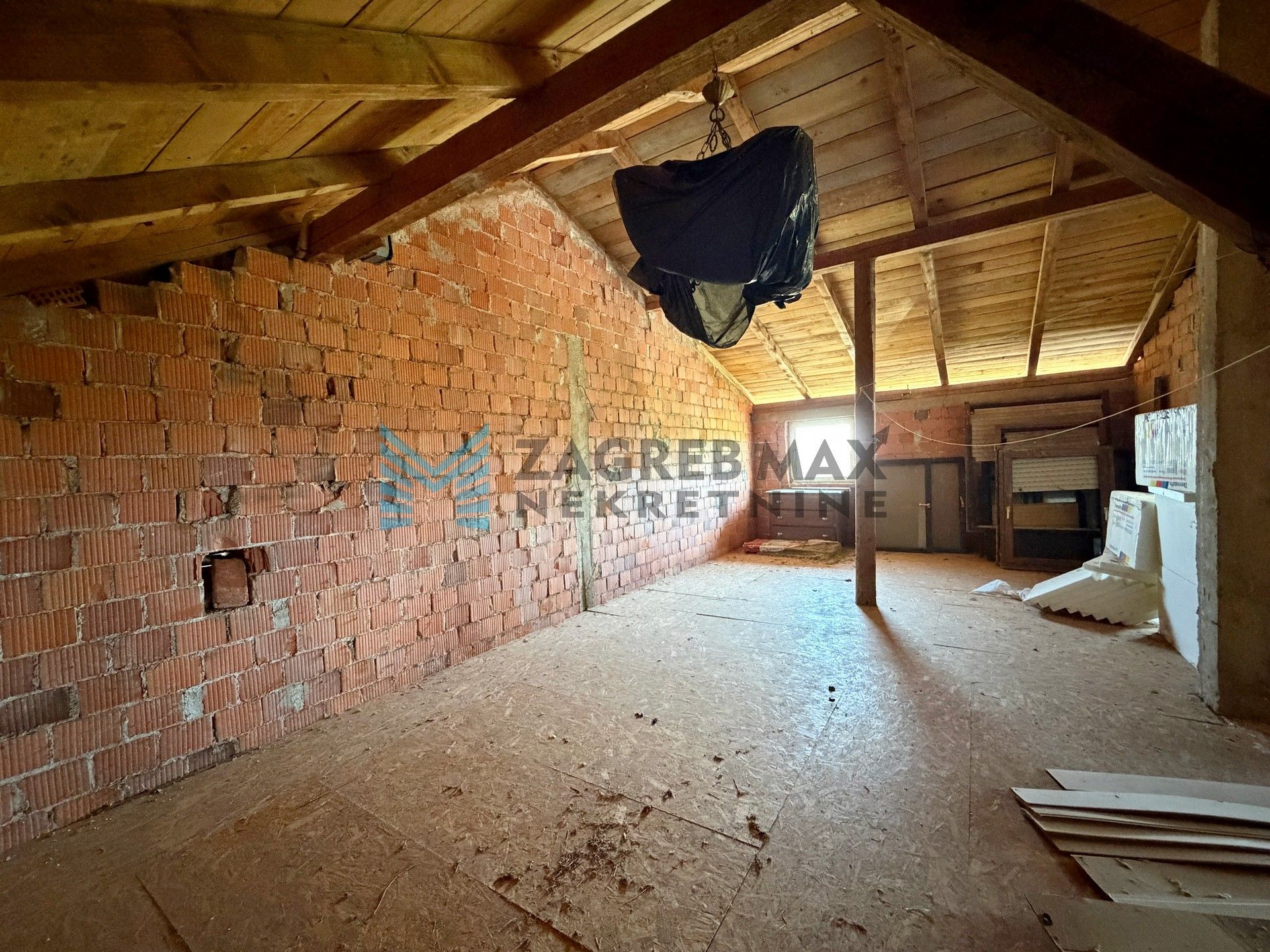 Zagreb - DONJI TRPUCI - Ferki - 4-sobna kuća 294 m2, p.zgrada 209 m2, dvorište