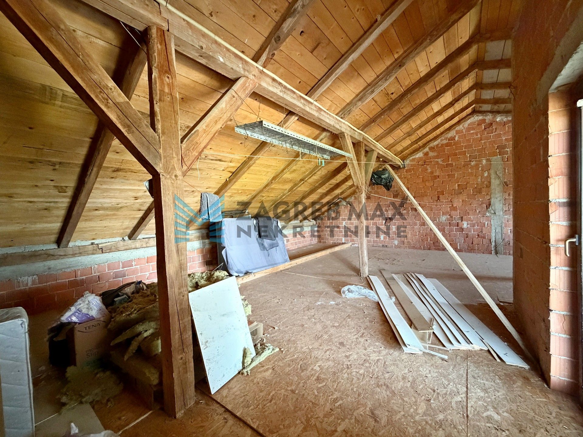 Zagreb - DONJI TRPUCI - Ferki - 4-sobna kuća 294 m2, p.zgrada 209 m2, dvorište