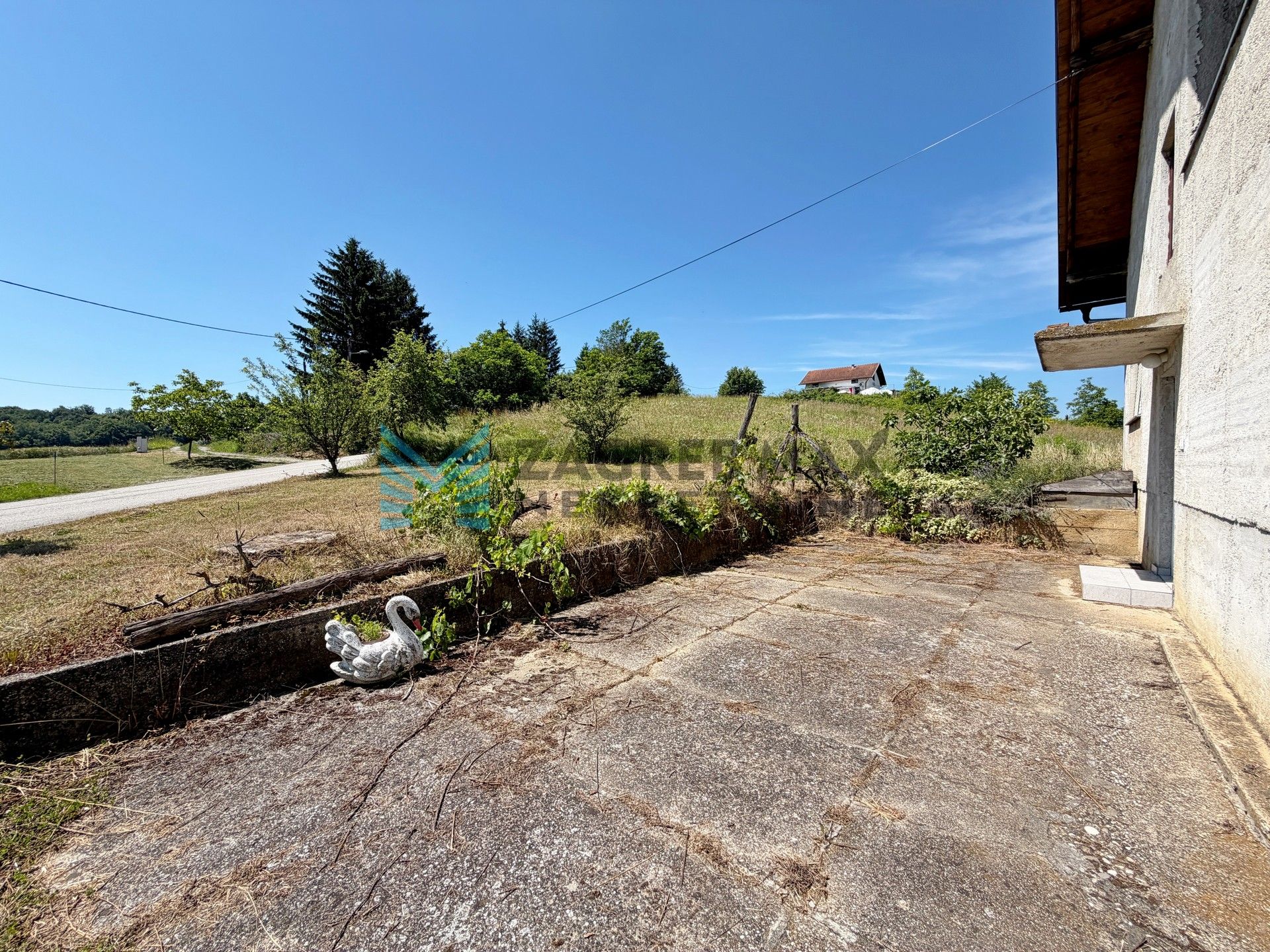Zagreb - DONJI TRPUCI - Ferki - 4-sobna kuća 294 m2, p.zgrada 209 m2, dvorište