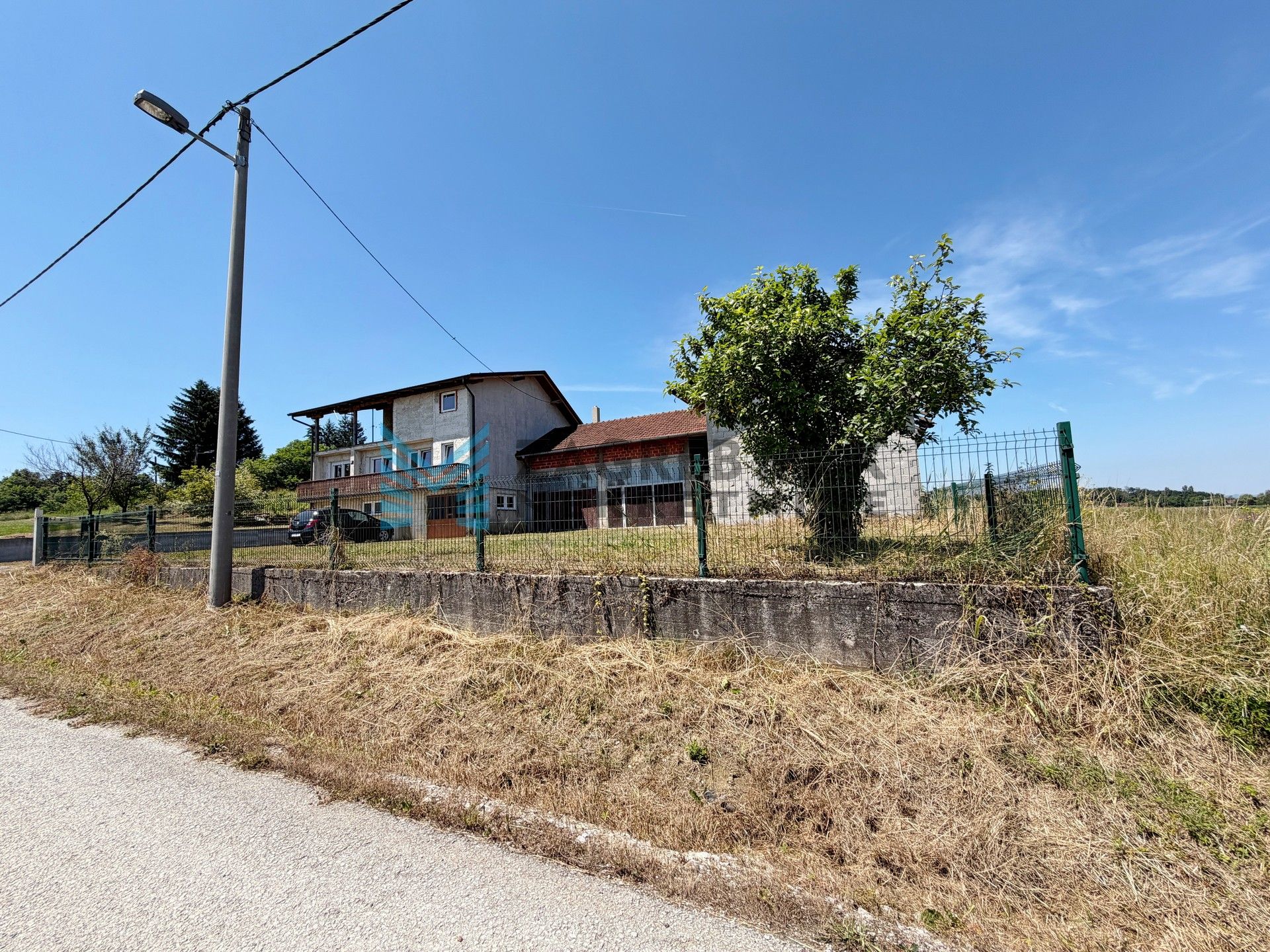 Zagreb - DONJI TRPUCI - Ferki - 4-sobna kuća 294 m2, p.zgrada 209 m2, dvorište