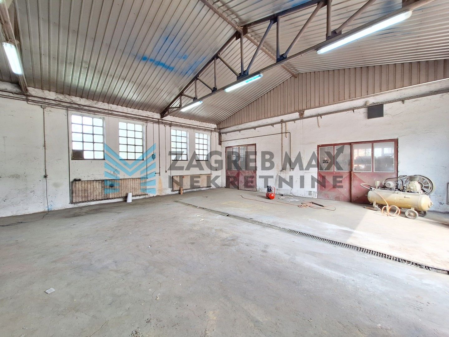 Zagreb - IVANIĆ-GRAD - okolica - više poslovnih objekata 480 m² parcela 2500 m²