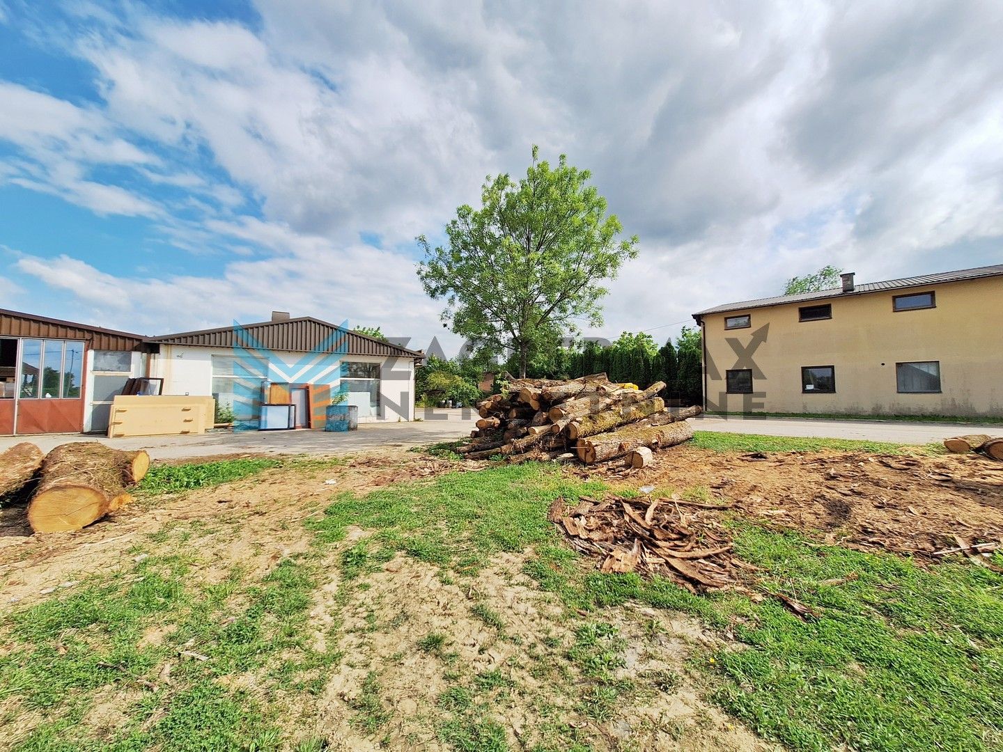 Zagreb - IVANIĆ-GRAD - okolica - više poslovnih objekata 480 m² parcela 2500 m²