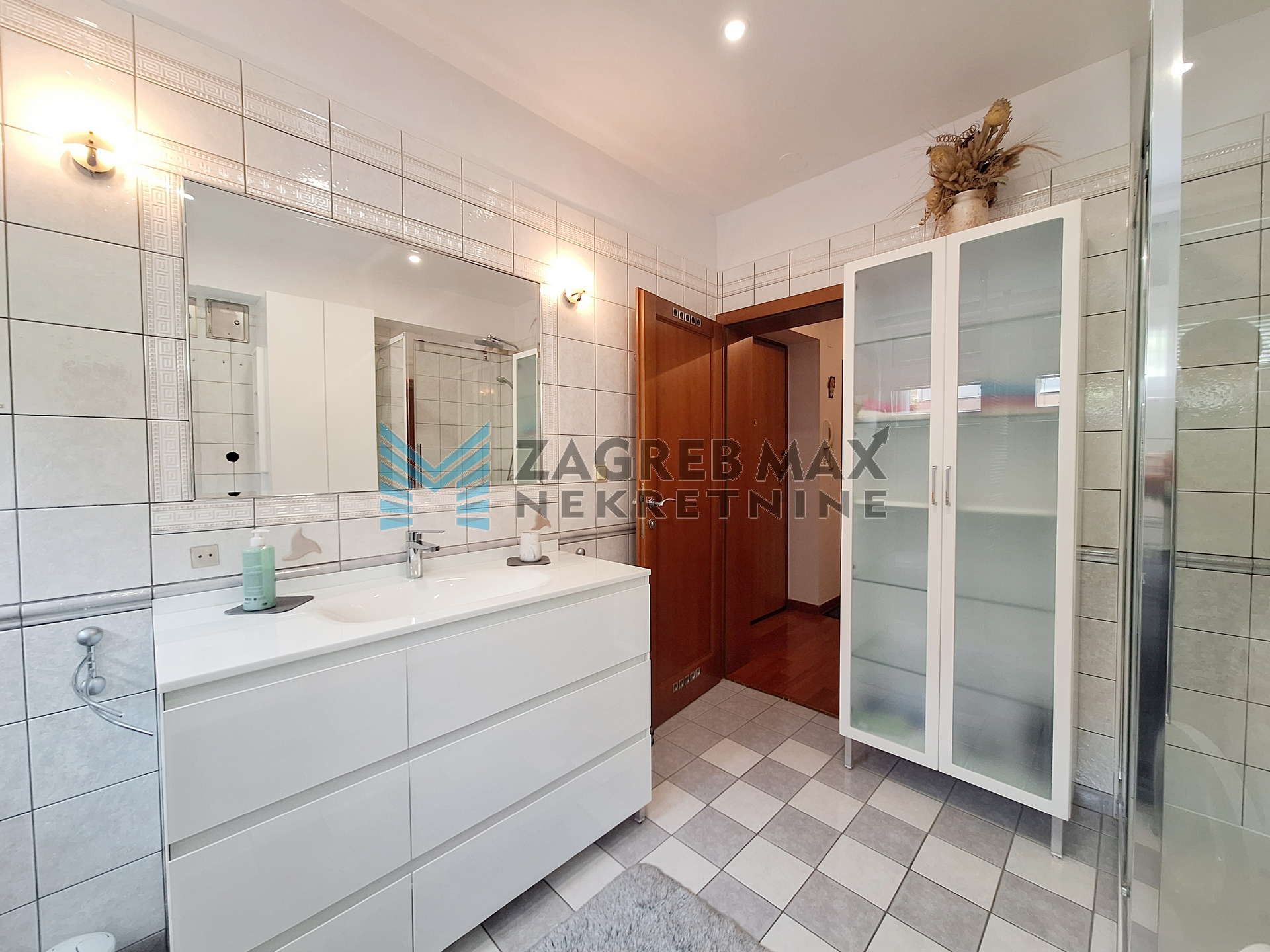 Zagreb - NAJAM - ILICA Luksuzan 3soban stan 91 m2, 2. kat, mirno okruženje, terasa