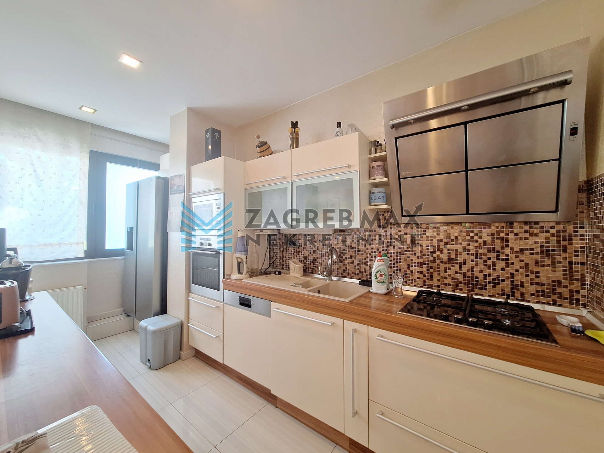 Zagreb - TUŠKANAC - moderan 3-sobni 85 m2, garaža, klima, jacuzzi (iznajmljivanje)