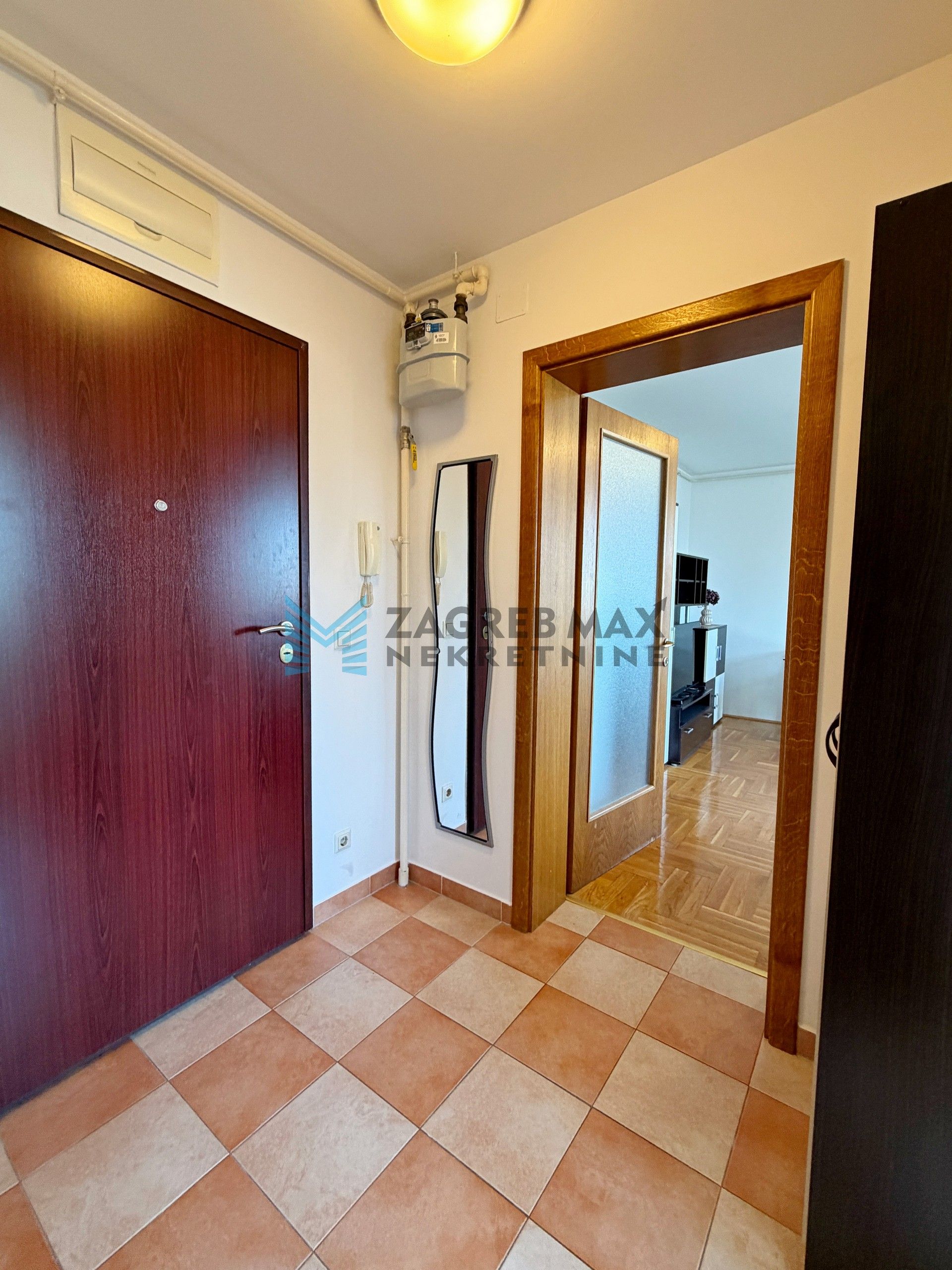 Zagreb - KUSTOŠIJA - Skladišna - 2-sobni, svijetao, lift, spremište