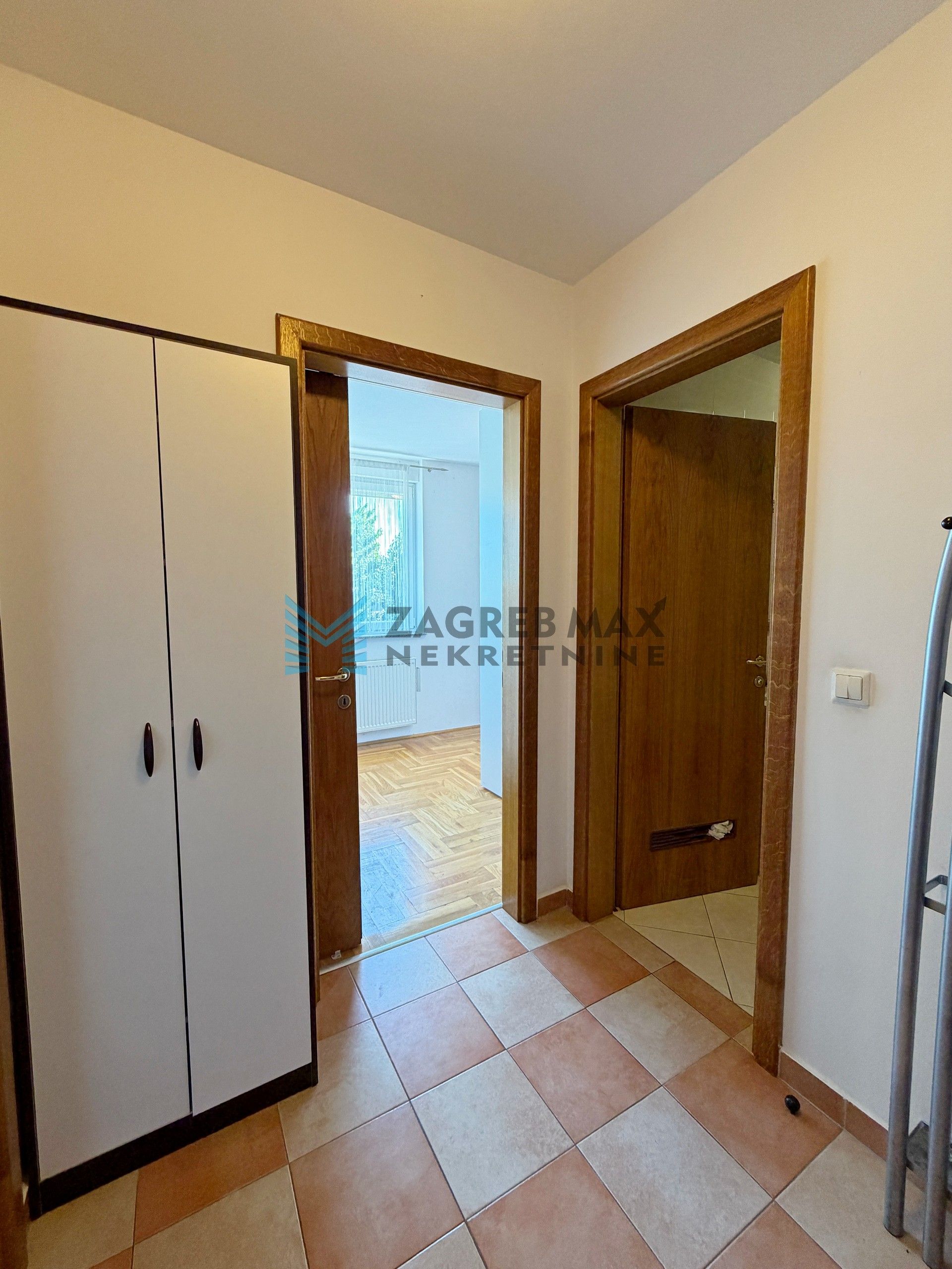 Zagreb - KUSTOŠIJA - Skladišna - 2-sobni, svijetao, lift, spremište