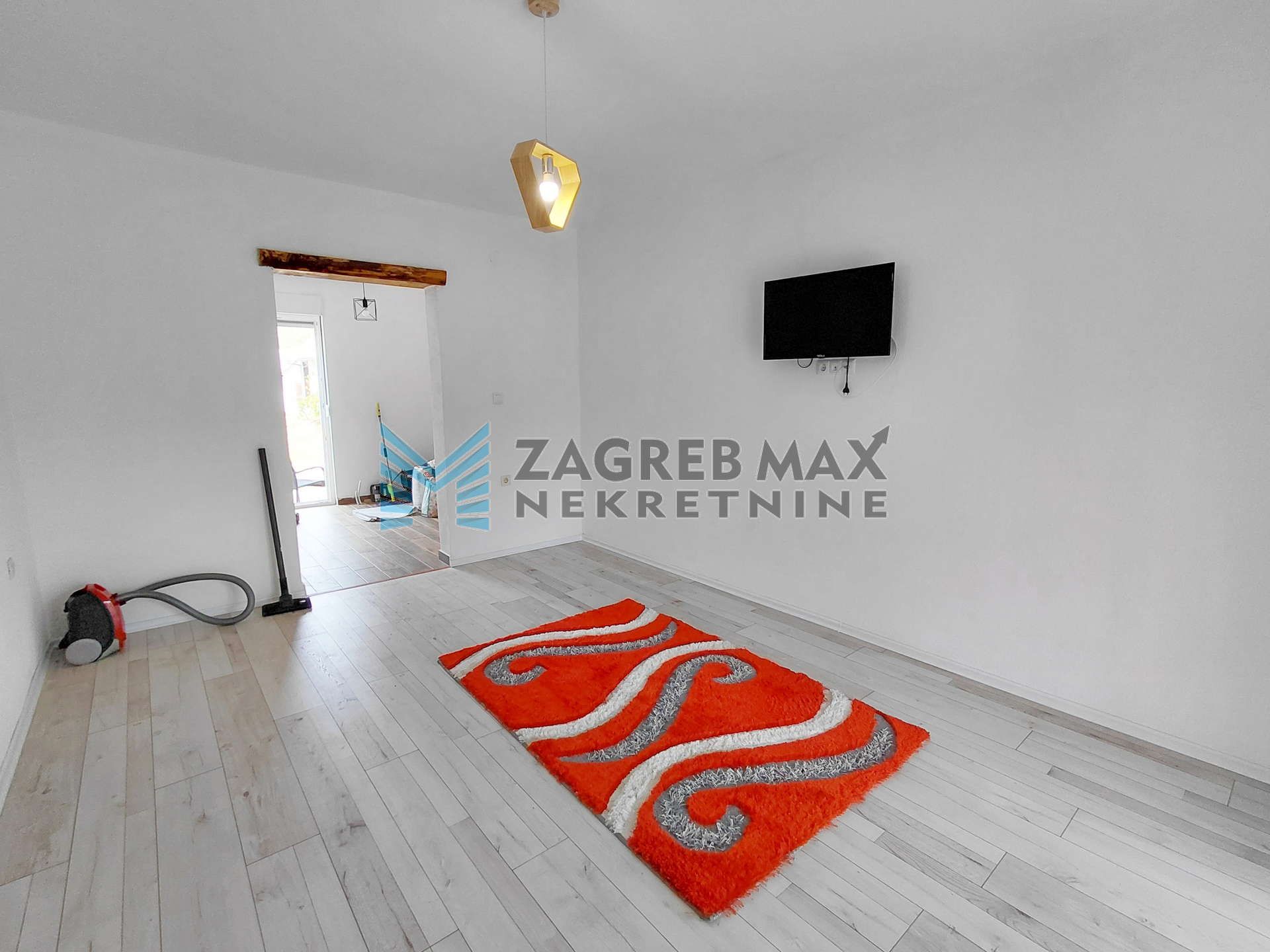 Zagreb - LIČKO PETROVO SELO - kuća 101 m2, 2 stambene jedinice, 12300 m2 oranice