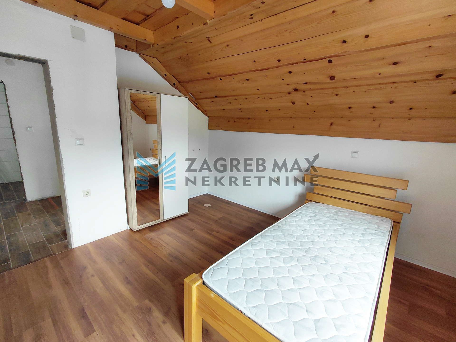 Zagreb - LIČKO PETROVO SELO - kuća 101 m2, 2 stambene jedinice, 12300 m2 oranice