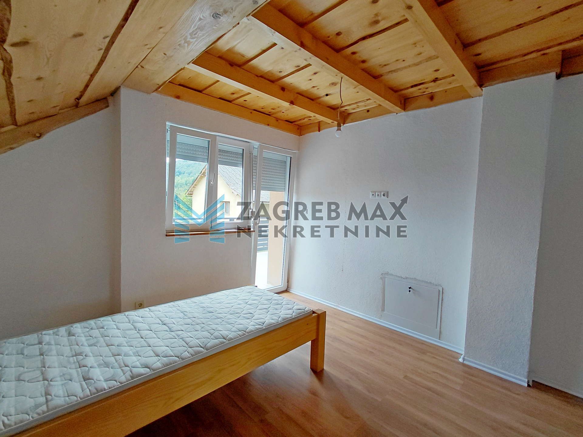 Zagreb - LIČKO PETROVO SELO - kuća 101 m2, 2 stambene jedinice, 12300 m2 oranice