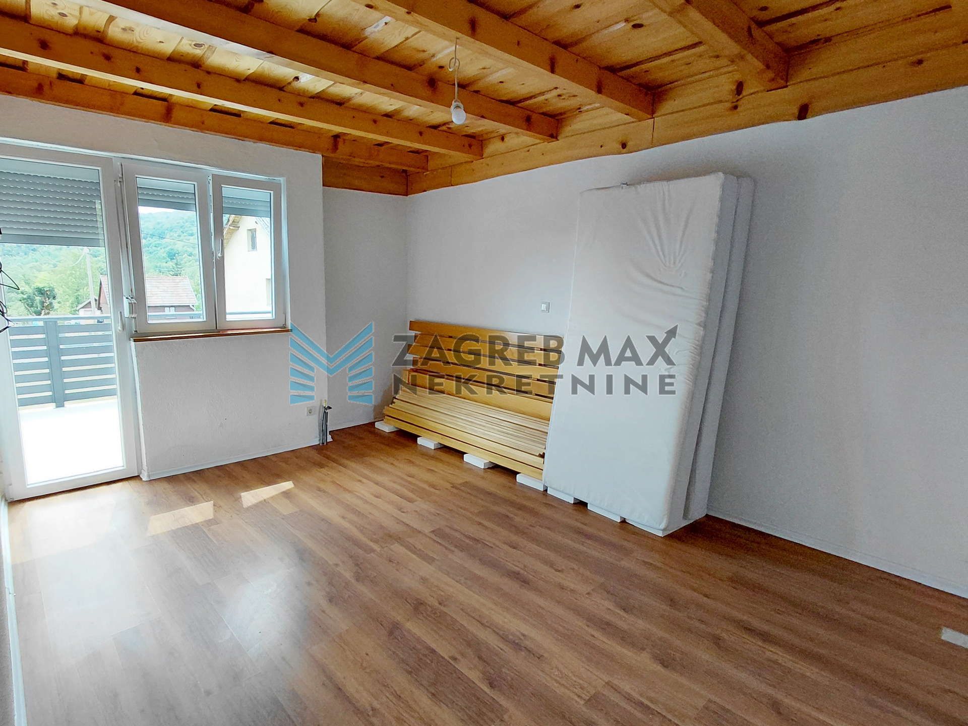 Zagreb - LIČKO PETROVO SELO - kuća 101 m2, 2 stambene jedinice, 12300 m2 oranice