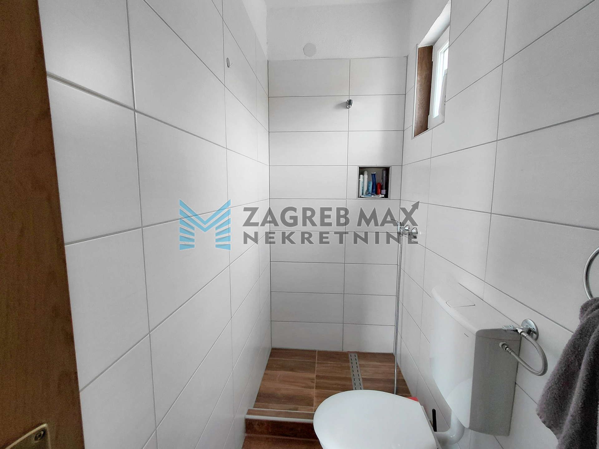 Zagreb - LIČKO PETROVO SELO - kuća 101 m2, 2 stambene jedinice, 12300 m2 oranice