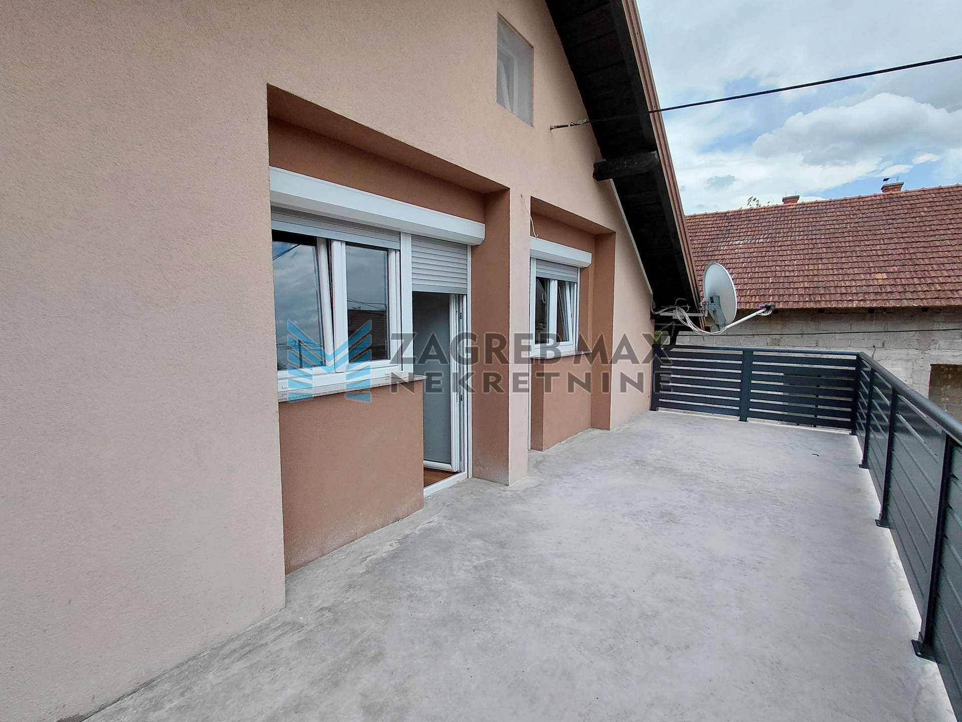 Zagreb - LIČKO PETROVO SELO - kuća 101 m2, 2 stambene jedinice, 12300 m2 oranice