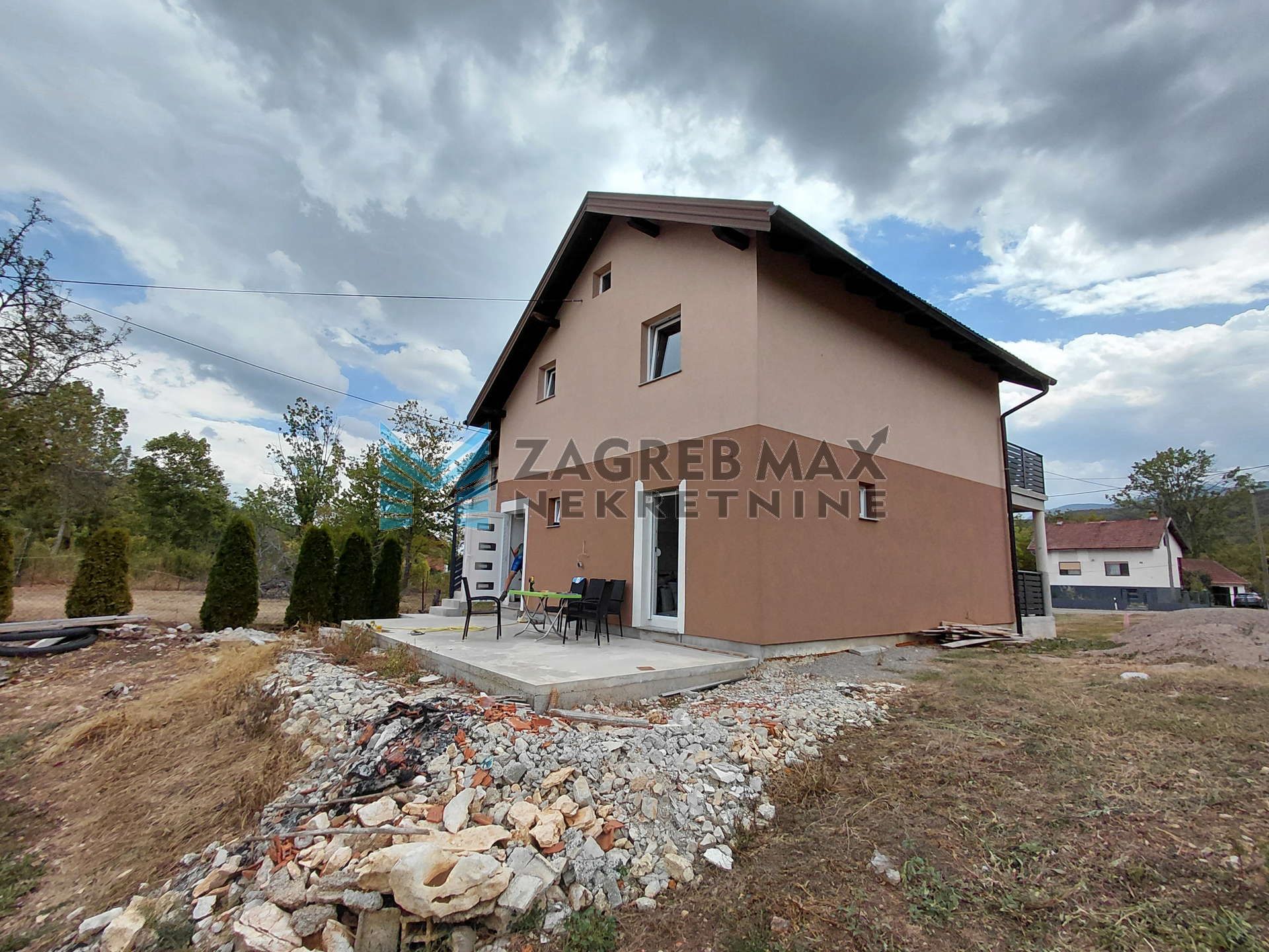 Zagreb - LIČKO PETROVO SELO - kuća 101 m2, 2 stambene jedinice, 12300 m2 oranice