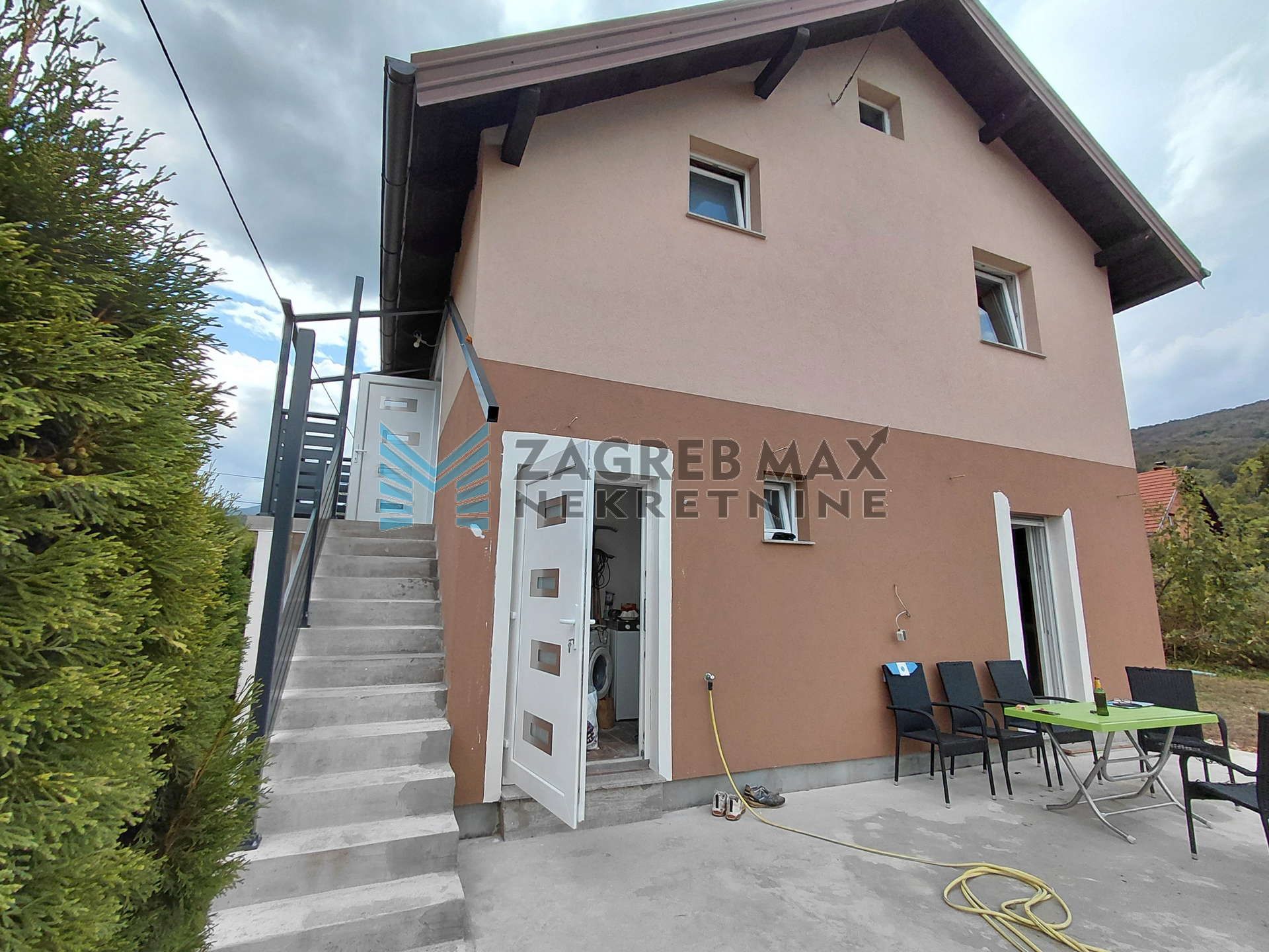 Zagreb - LIČKO PETROVO SELO - kuća 101 m2, 2 stambene jedinice, 12300 m2 oranice
