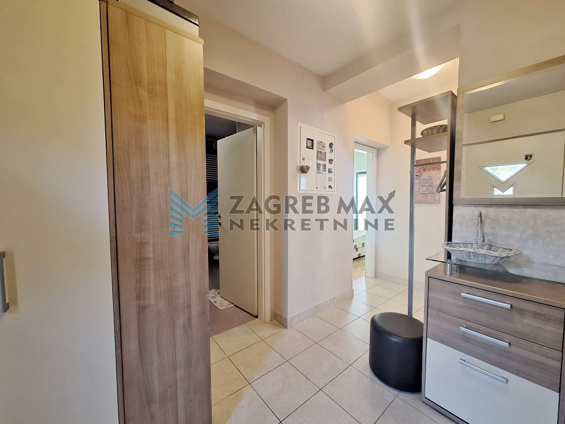 Zagreb - SREBRNJAK - Lašćinski Borovec - 3 soban, vrt 226m2, parking, podrum