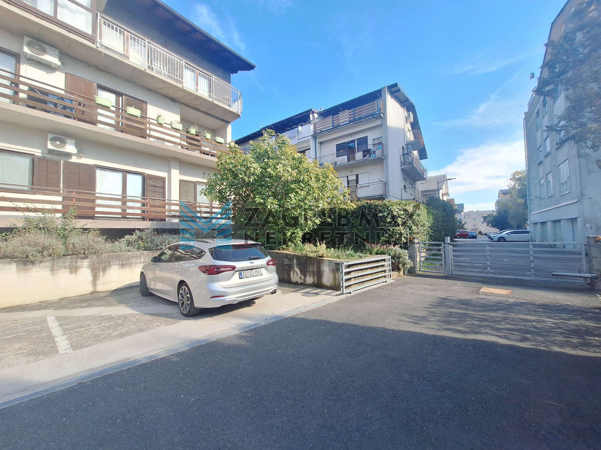 Zagreb - SREBRNJAK - Lašćinski Borovec - 3 soban, vrt 226m2, parking, podrum