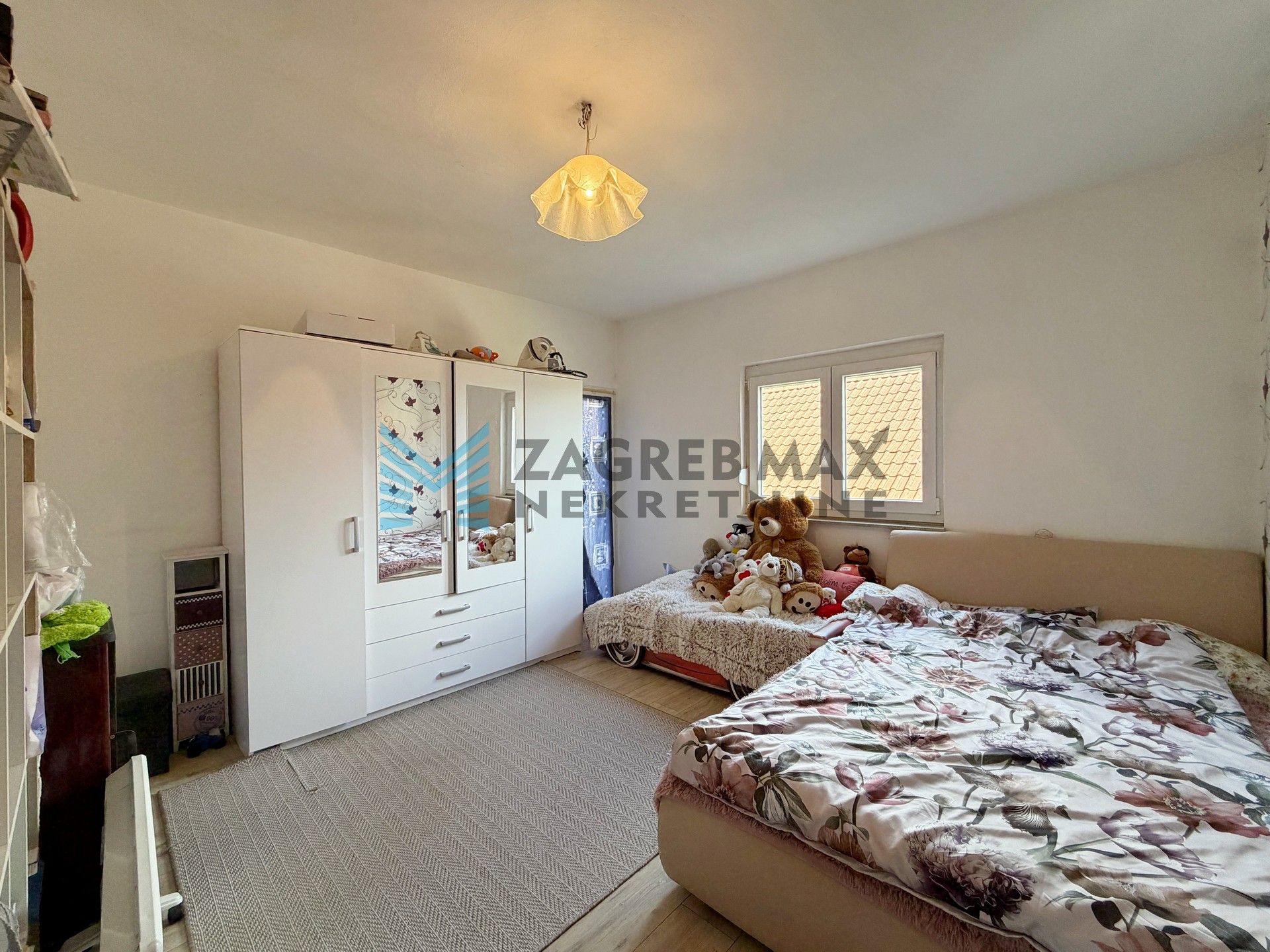 Zagreb - D.DRAGANEC - kuća 316 m2, dvorište 3.855 m2, g.objekti 114 m2