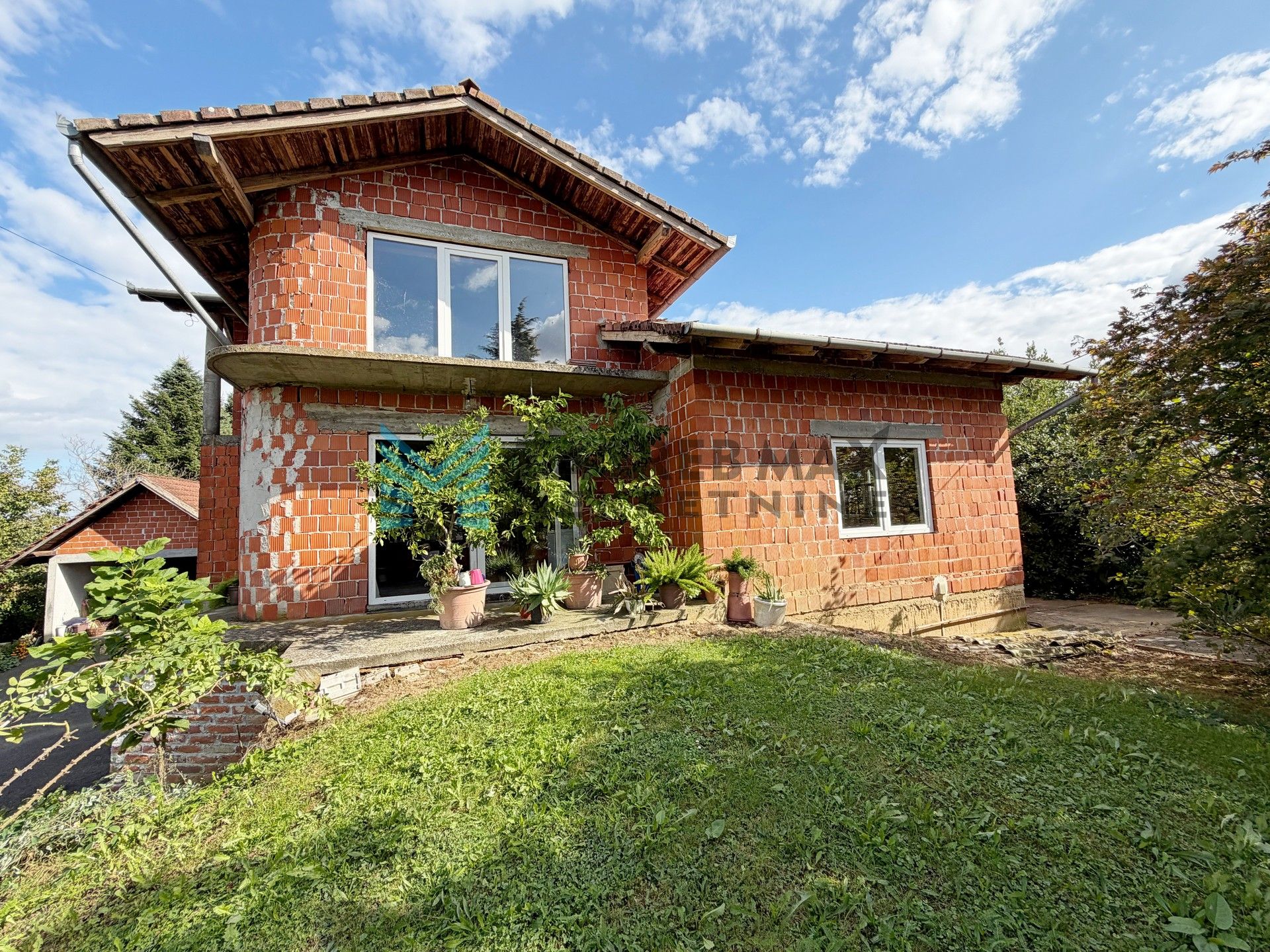 Zagreb - D.DRAGANEC - kuća 316 m2, dvorište 3.855 m2, g.objekti 114 m2