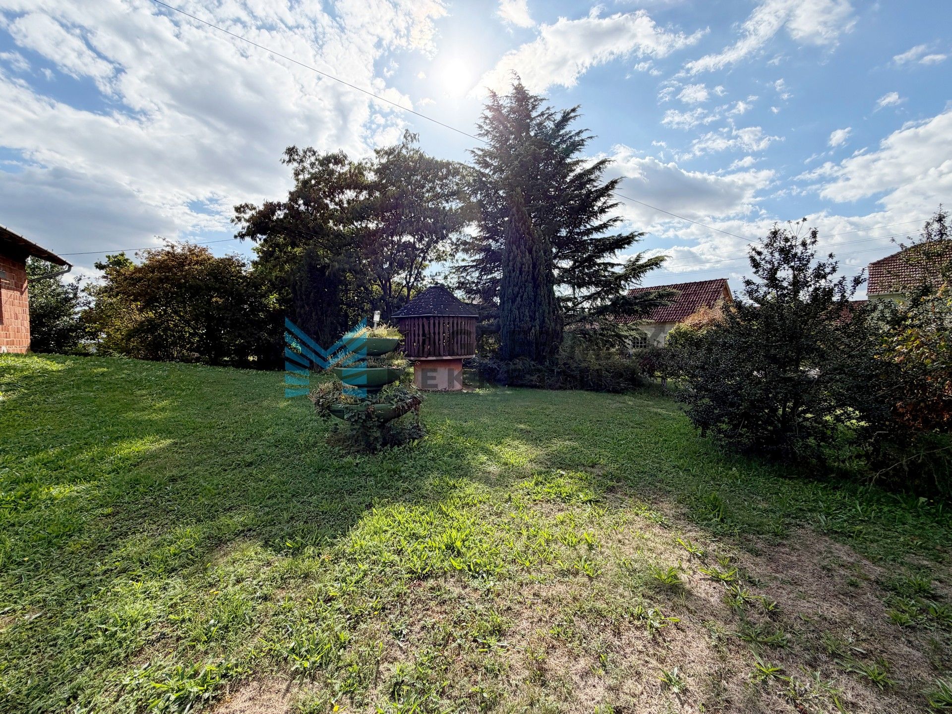 Zagreb - D.DRAGANEC - kuća 316 m2, dvorište 3.855 m2, g.objekti 114 m2